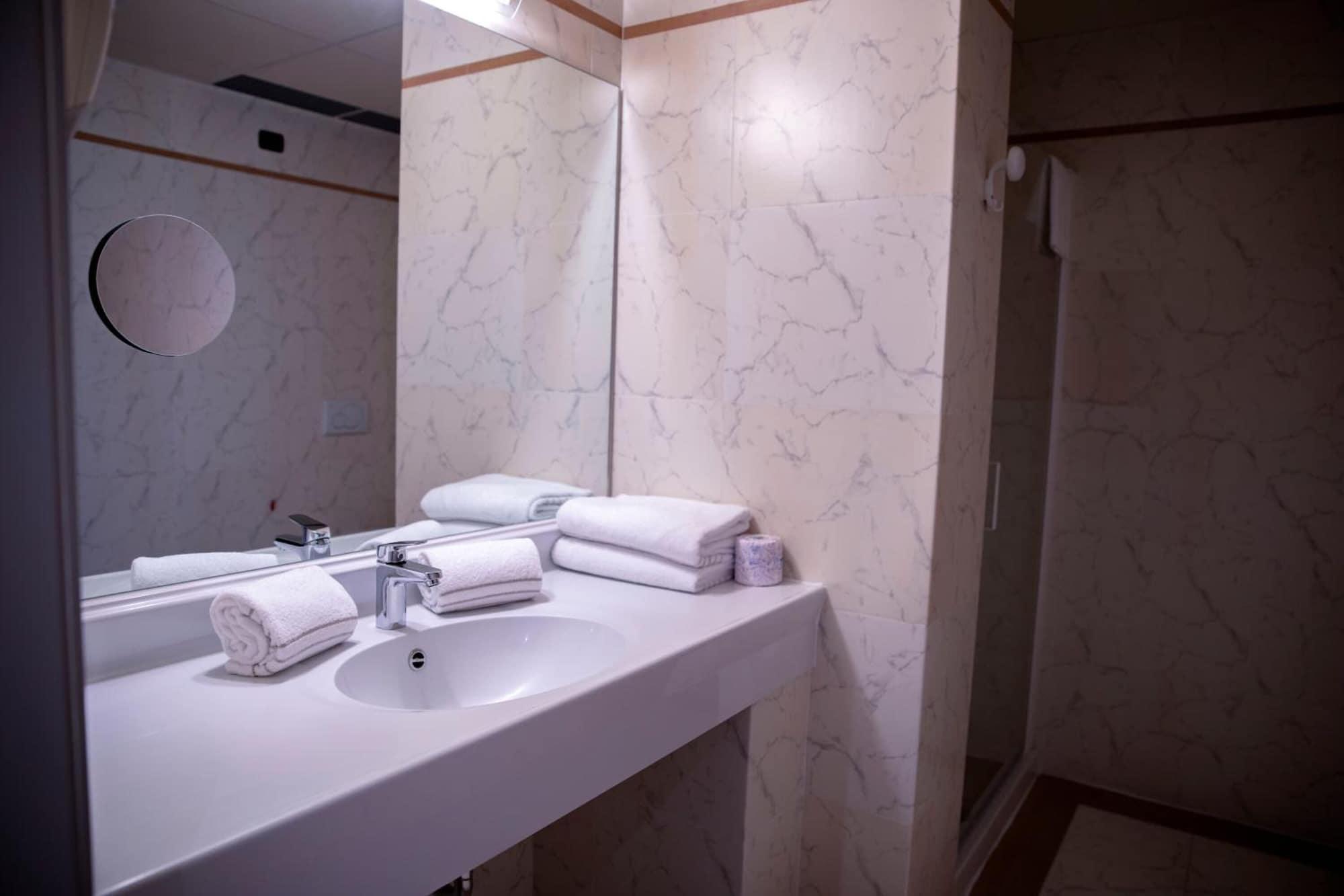 Castahotel Castagnito Bagian luar foto