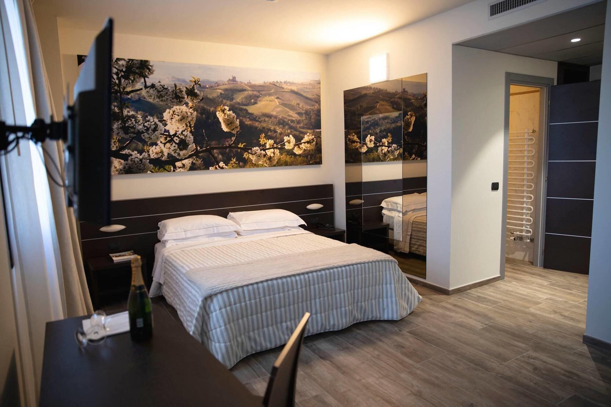 Castahotel Castagnito Bagian luar foto